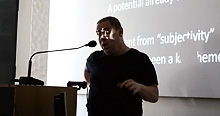 Mick Wilson puhumassa syksyn 2012 seminaarissa. Kuva: Hanna Westerlund.