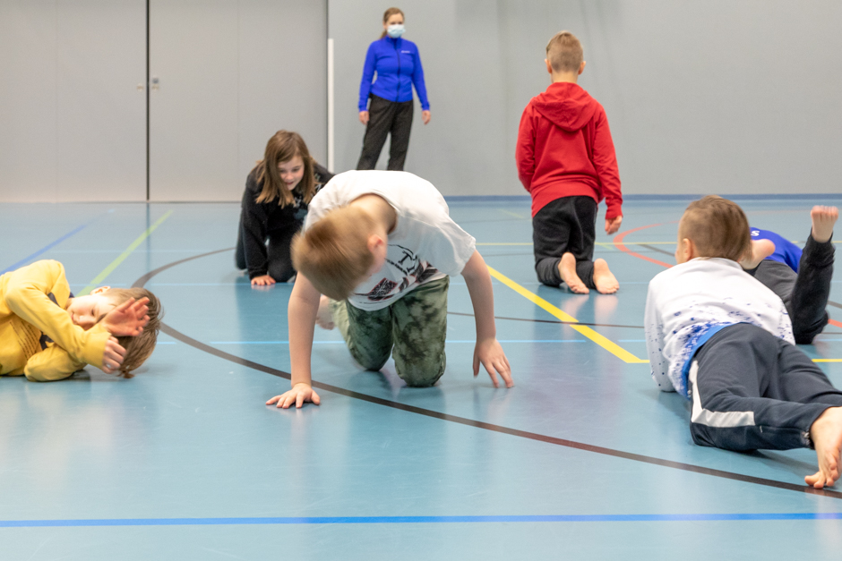 Kuva oppilaista, jotka liikkuvat eri eläinten lailla